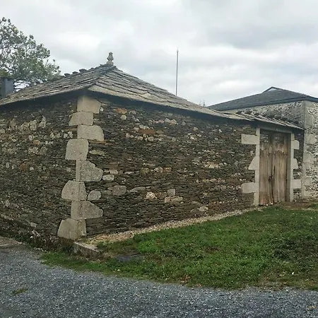 A Casa Do Tragaluz Casa Rural Con Restauración De Diseño En Сasa de vacaciones *