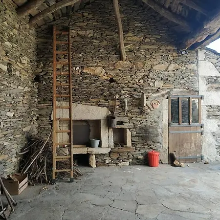 Сasa de vacaciones A Casa Do Tragaluz Casa Rural Con Restauración De Diseño En *