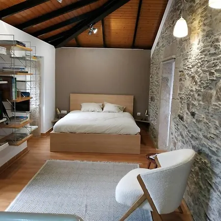 Сasa de vacaciones A Casa Do Tragaluz Casa Rural Con Restauración De Diseño En *